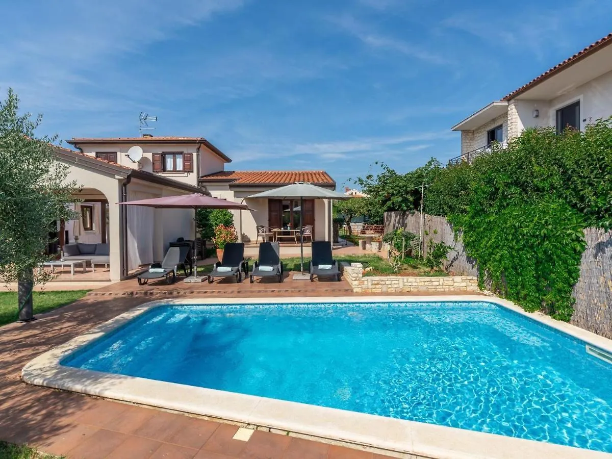 Adorable Holiday House With Private Pool Filipac